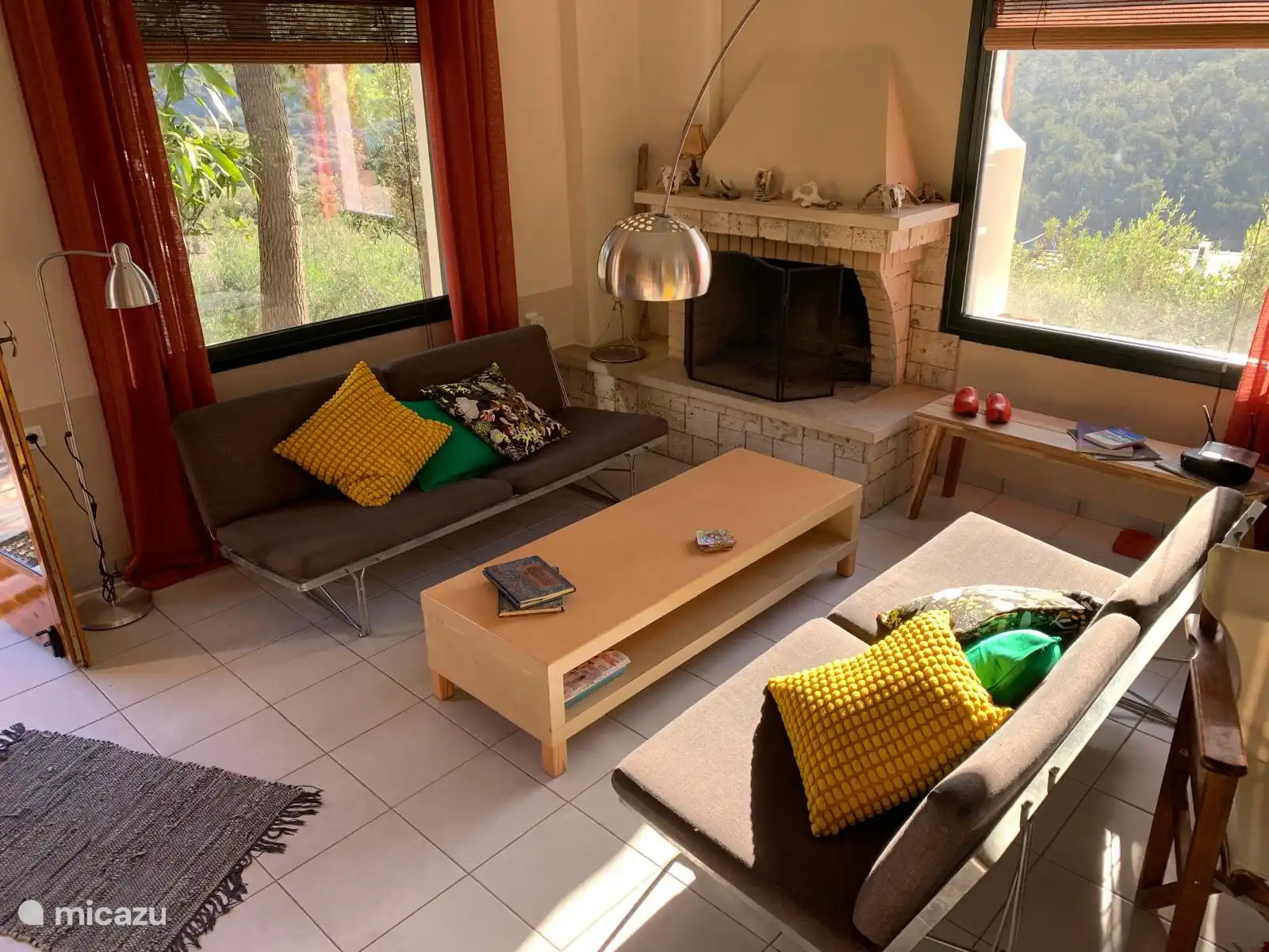 Hay mucha luz en el salón.