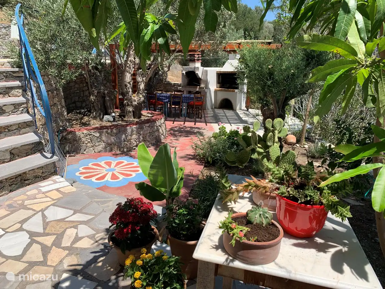 On the left the stairs to the pool.