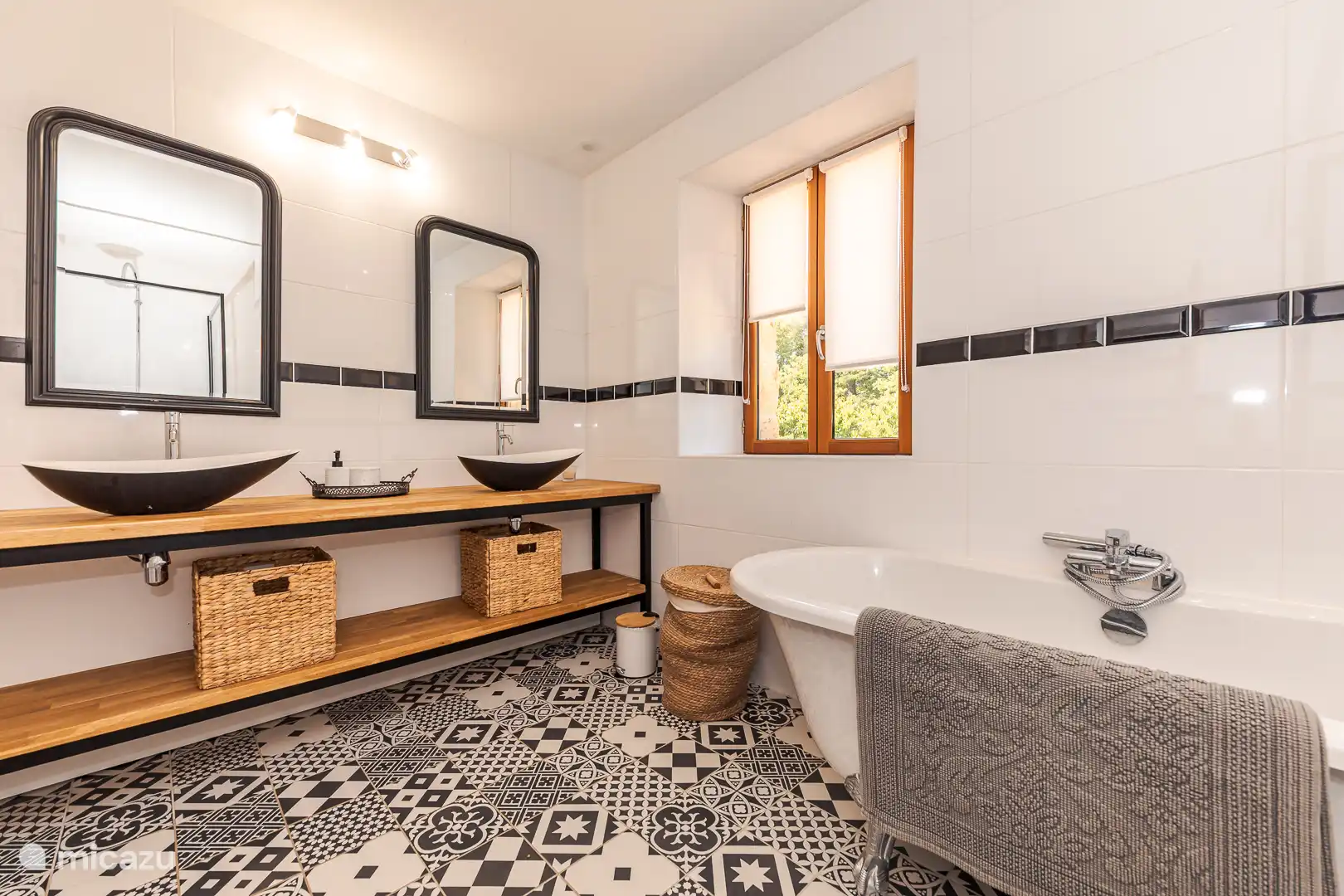 Zweites Badezimmer mit Badezimmer