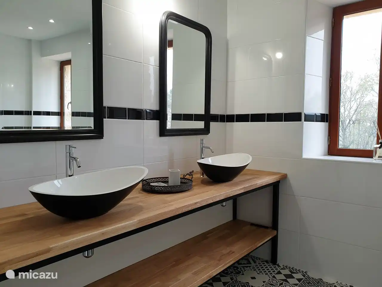 Badezimmer mit 2 Waschbecken