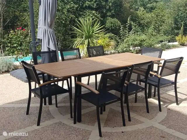 Péchanette | France, Dordogne, Aubas - maison de vacances Table à manger avec chaises sur la terrasse