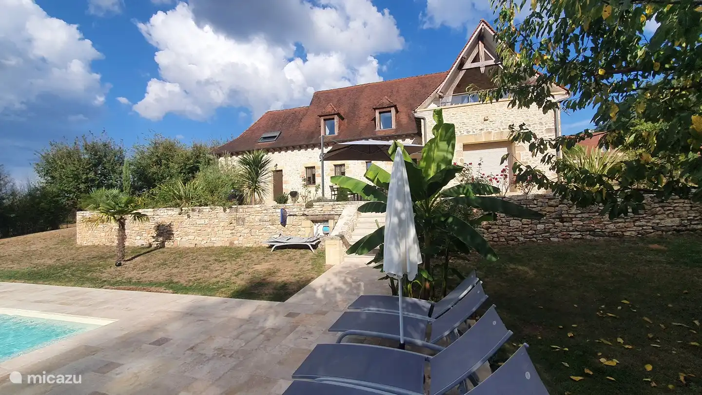 Sonnenliegen am Pool