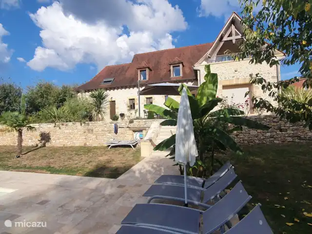 Péchanette | France, Dordogne, Aubas - maison de vacances Chaises longues au bord de la piscine