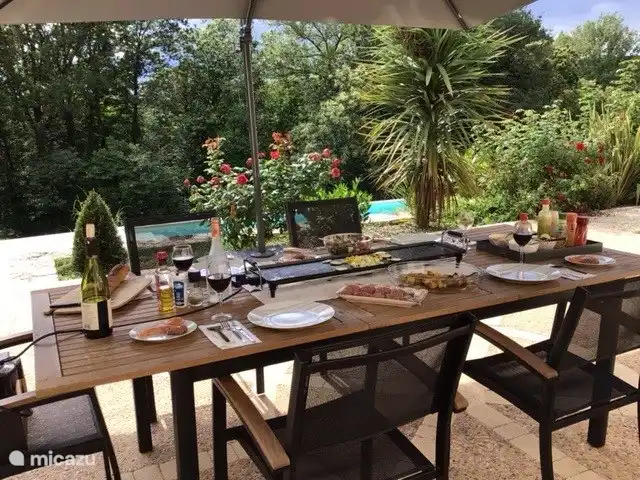 Péchanette | France, Dordogne, Aubas - maison de vacances Table à manger sur la terrasse