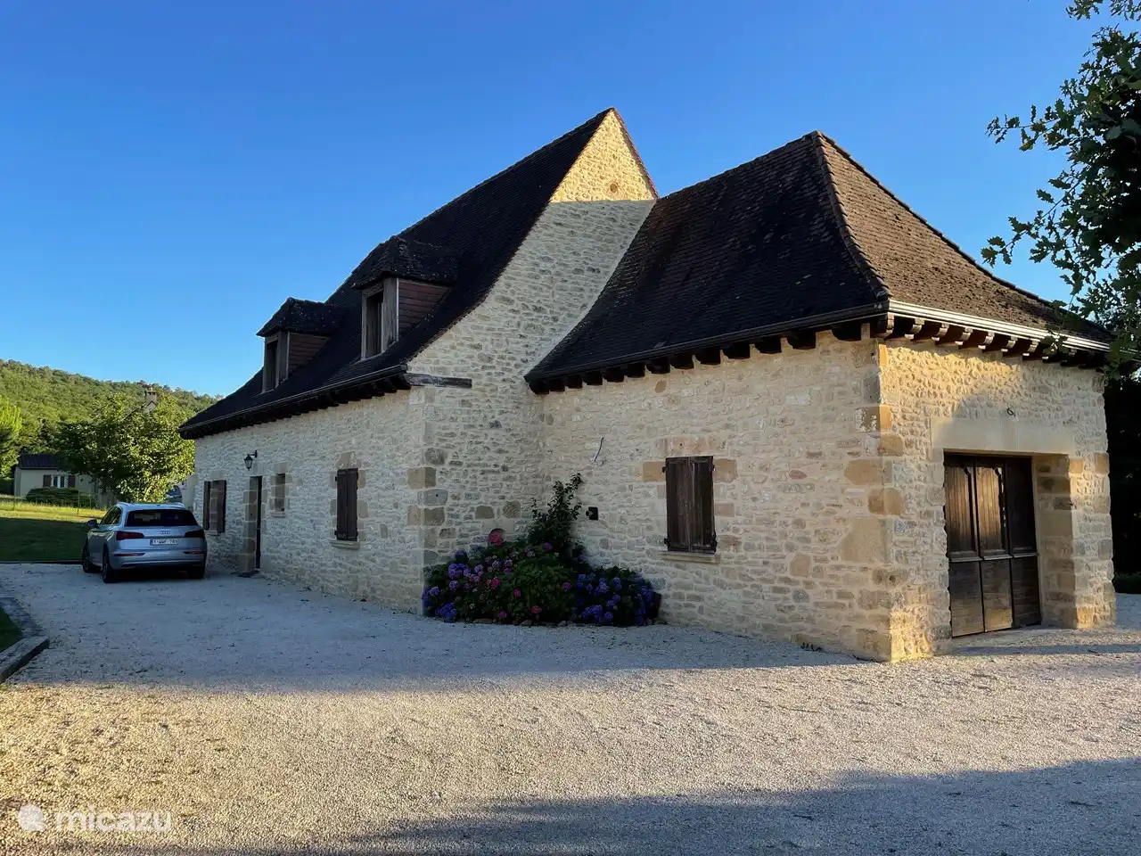 Die Vorderseite der Villa mit ausreichend Parkplätzen