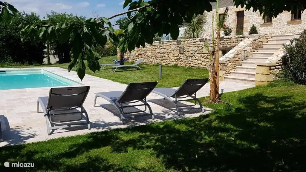 Swimmingpool mit Liegestühlen