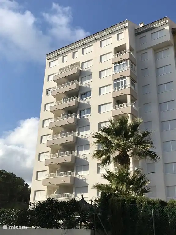 Apartmentkomplex mit Vorderansicht