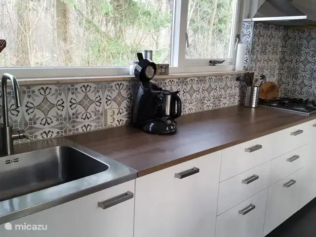 Vosseven 38 en Países Bajos, Limburgo, Stramproy - casa vacacional La encimera tiene mucho espacio. Hay cafetera Senseo y hervidor de agua disponibles.