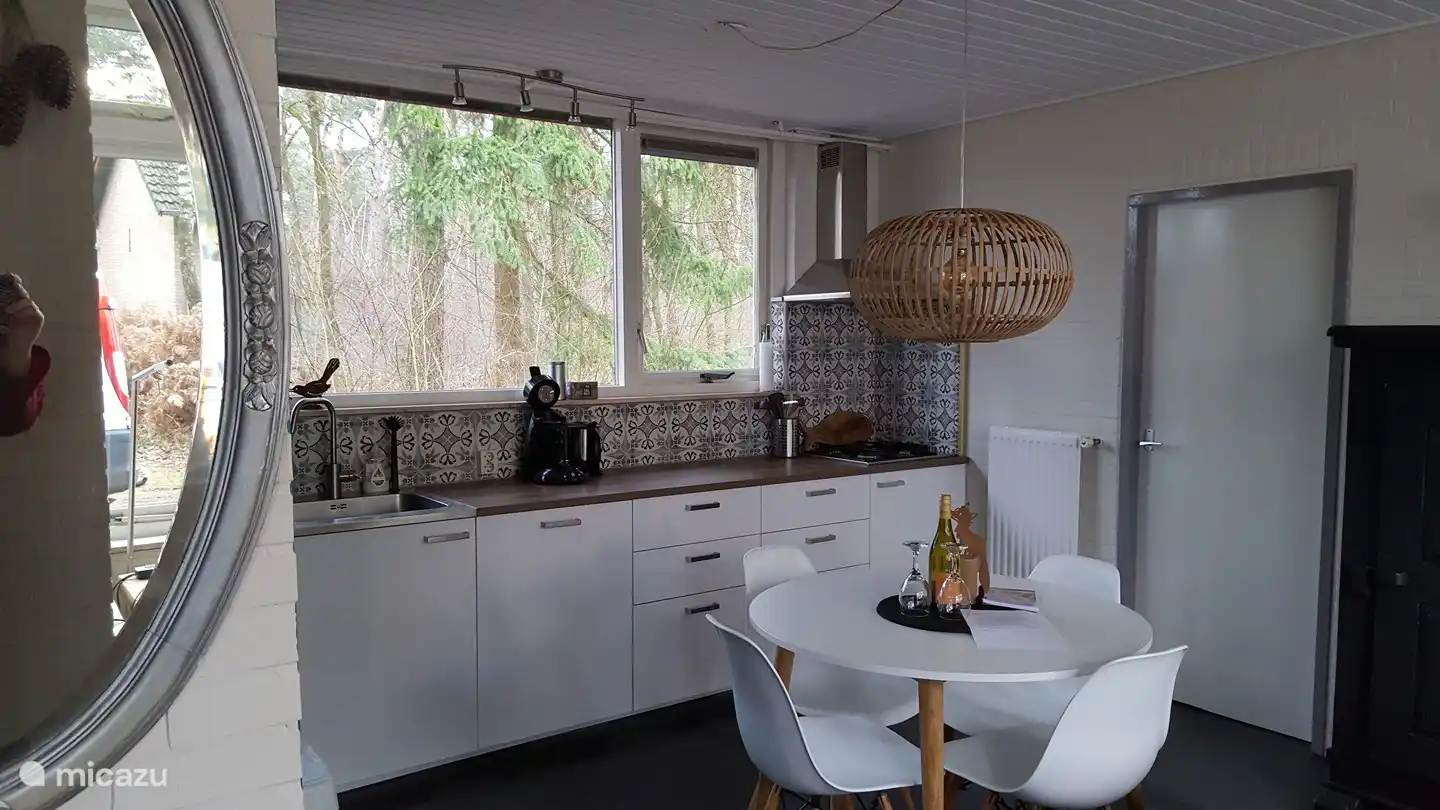 De eettafel staat in de keuken en is voorzien van 4 zitplaatsen. In de kleine kamertjes bevinden zich eventueel nog 2 stoelen die aangeschoven kunnen worden.