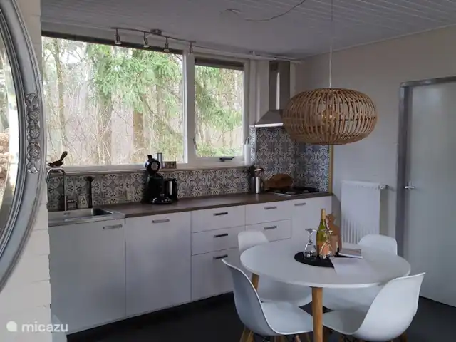 Vosseven 38 en Países Bajos, Limburgo, Stramproy - casa vacacional La mesa del comedor está en la cocina y tiene 4 asientos. En las habitaciones pequeñas posiblemente haya 2 sillas más que se puedan juntar.