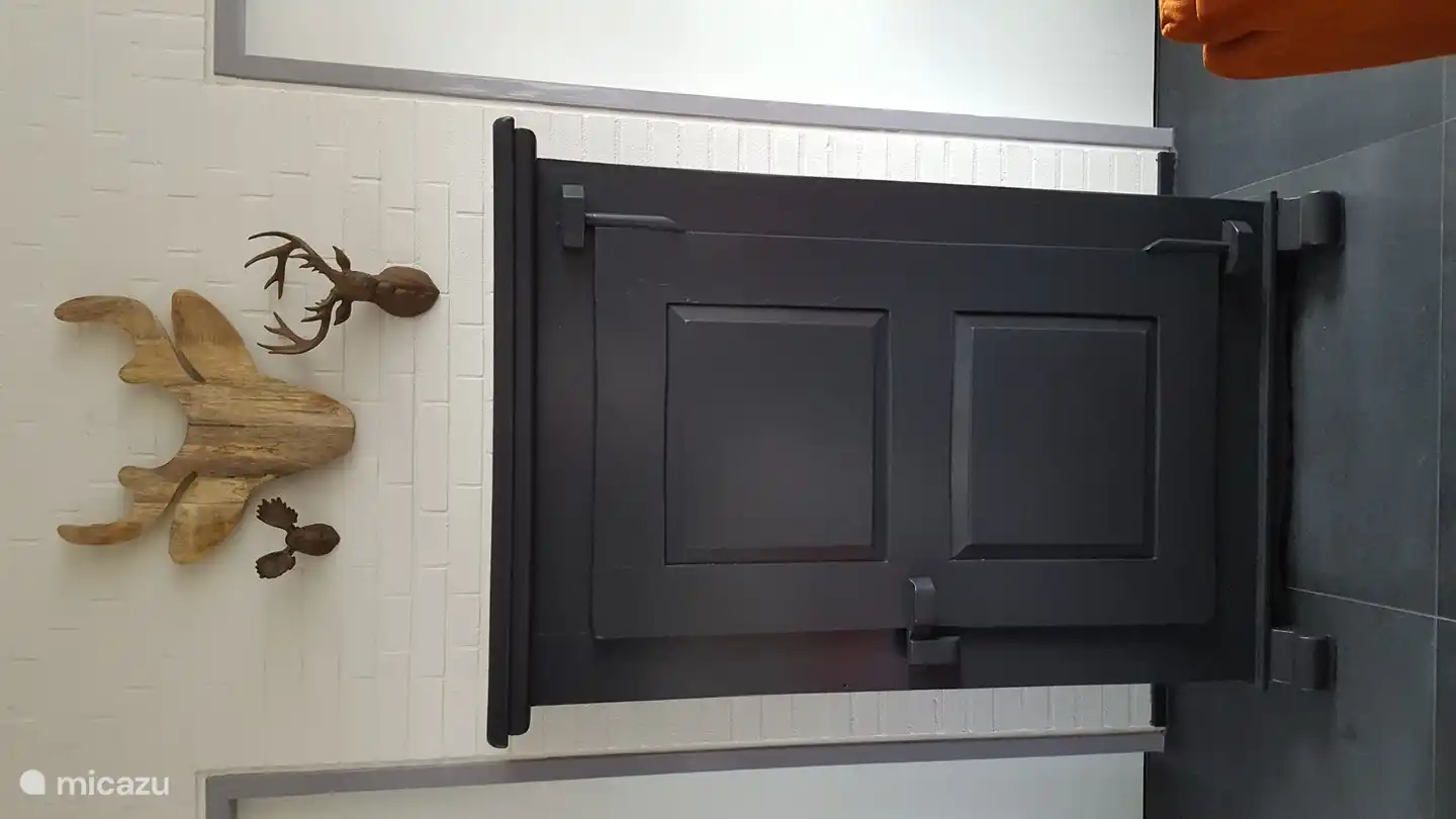 Herten zijn het thema door het huisje heen. In de oude broodkast vindt u de broodtrommel en de glazen.