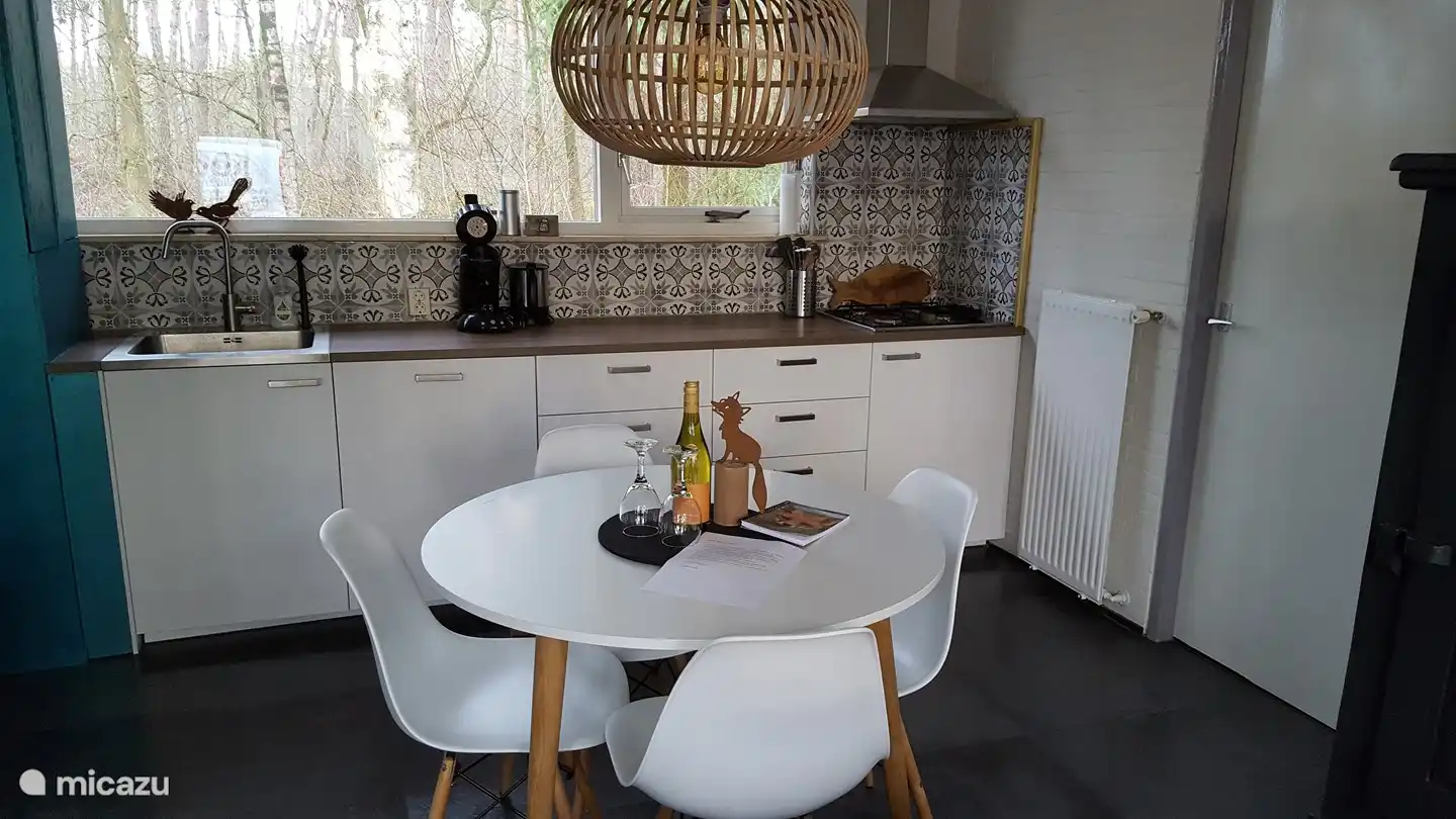 De keuken en eettafel.