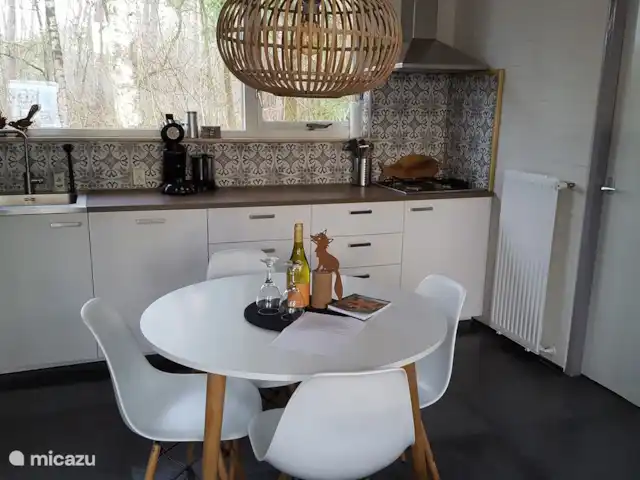 Vosseven 38 en Países Bajos, Limburgo, Stramproy - casa vacacional La cocina y la mesa del comedor.