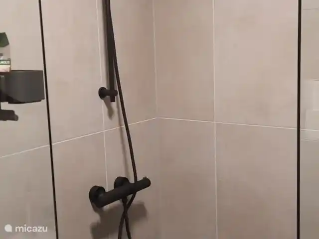 Vosseven 38 en Países Bajos, Limburgo, Stramproy - casa vacacional Ducha de obra con chorro de ducha orientable
