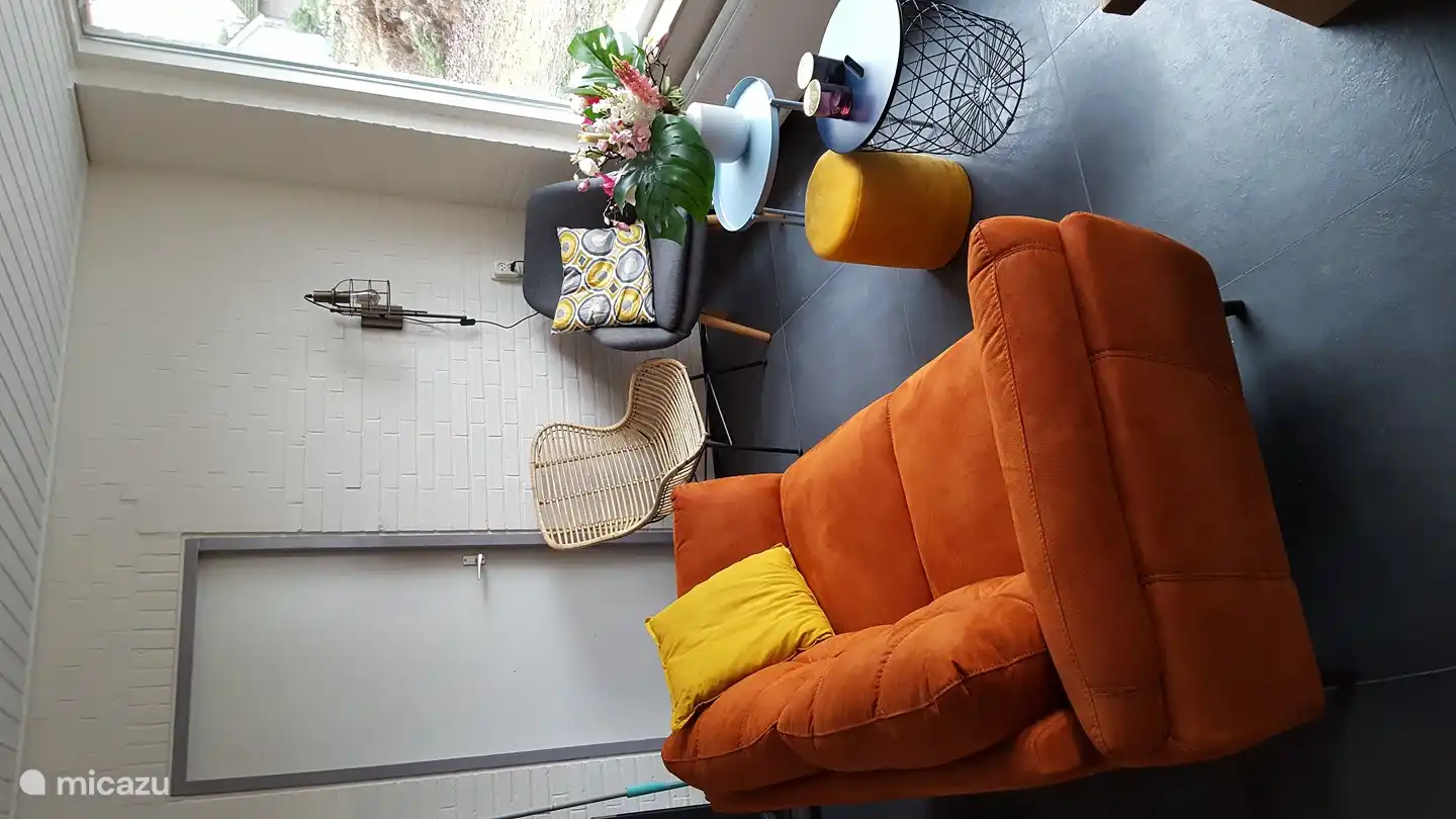 Onze nieuwe bank zit heerlijk en staat zo geplaatst dat je een fantastisch uitzicht naar buiten hebt.