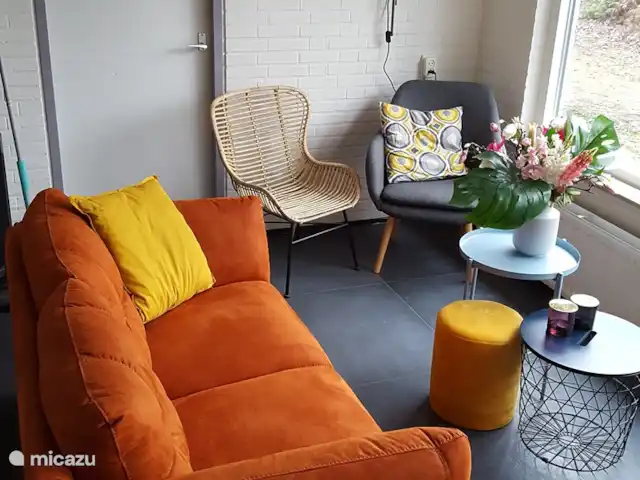 Vosseven 38 en Países Bajos, Limburgo, Stramproy - casa vacacional Nuestro nuevo sofá es muy cómodo y está colocado de tal manera que tienes una vista fantástica del exterior.