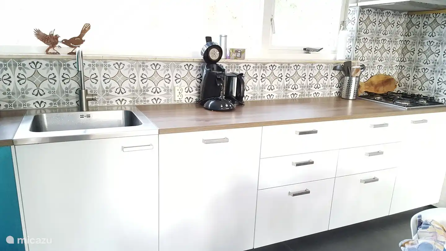 De keuken en woonkamer zijn gesitueerd in dezelfde ruimte. De keuken is onlangs geheel vernieuwd en uitgerust met een vaatwasser.