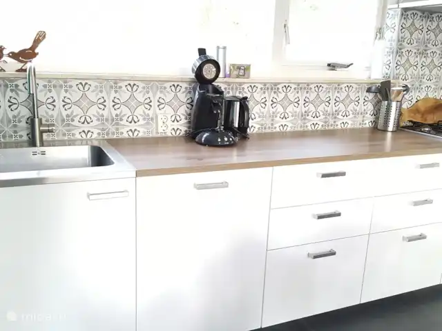 Vosseven 38 en Países Bajos, Limburgo, Stramproy - casa vacacional La cocina y el salón se encuentran en la misma estancia. La cocina ha sido completamente renovada recientemente y está equipada con lavavajillas.