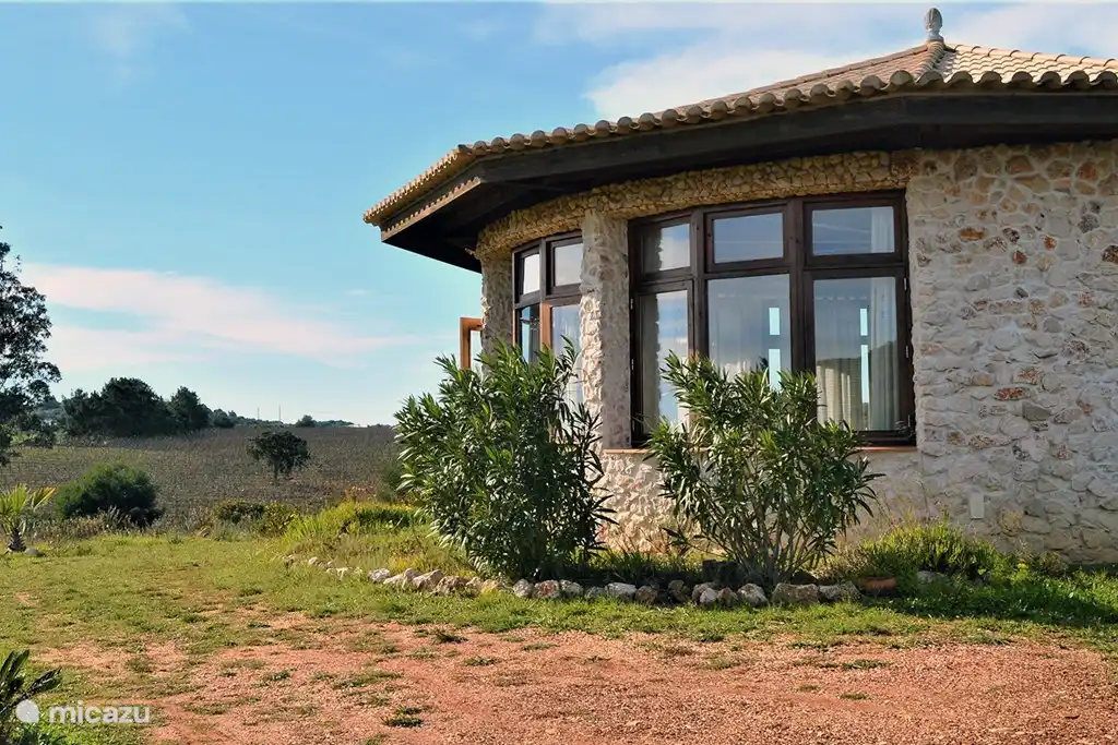 Im schönen Round Space werden verschiedene Aktivitäten organisiert, darunter Yoga-Kurse, Djémbe-Sitzungen, Theaterworkshops und Gesangskreise.