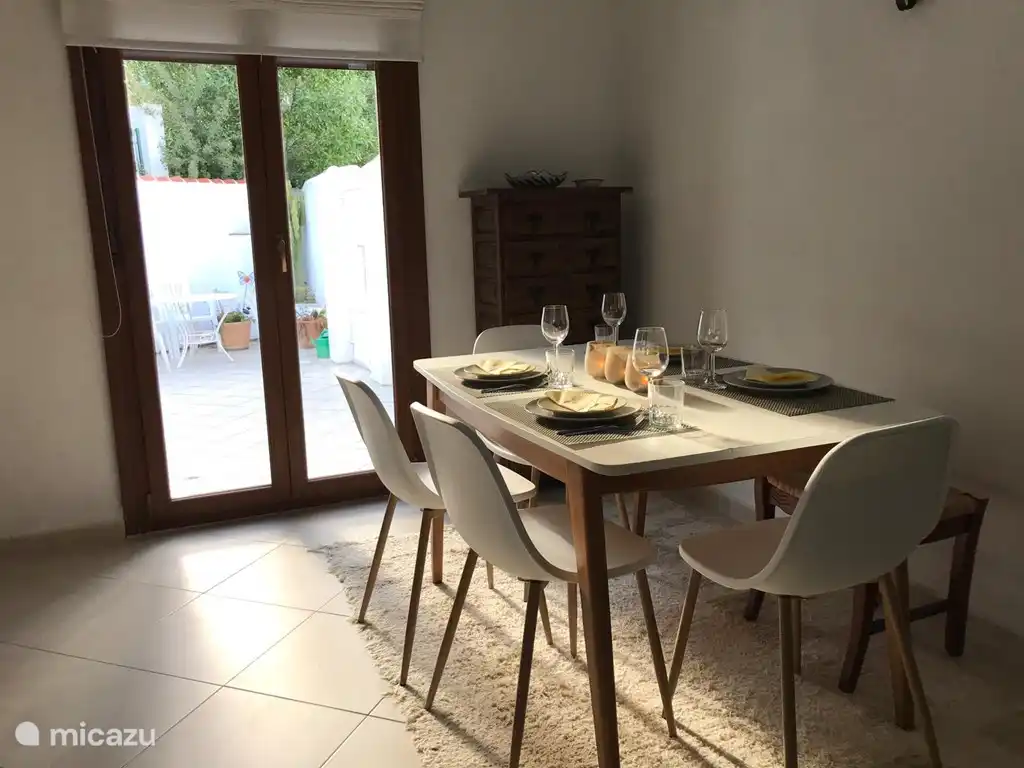 Essbereich neben dem Sitzbereich und neben der Küche