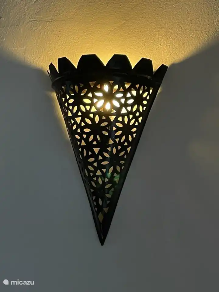 Stimmungsvolles Licht im Sitz- und Essbereich