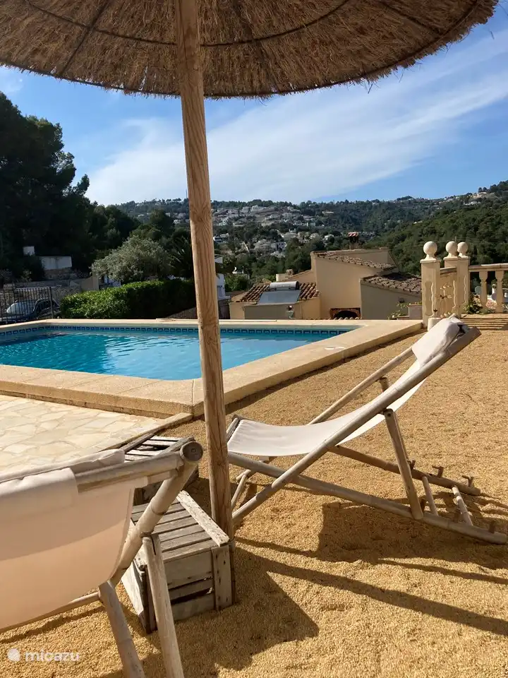 Schön, an einem Sandstrand zu bleiben und kann auch als Petanque-Platz genutzt werden.