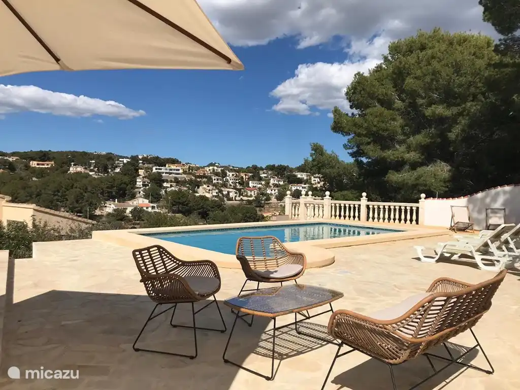 Schöner Platz in der Lounge mit Blick auf den privaten Pool und das Tal