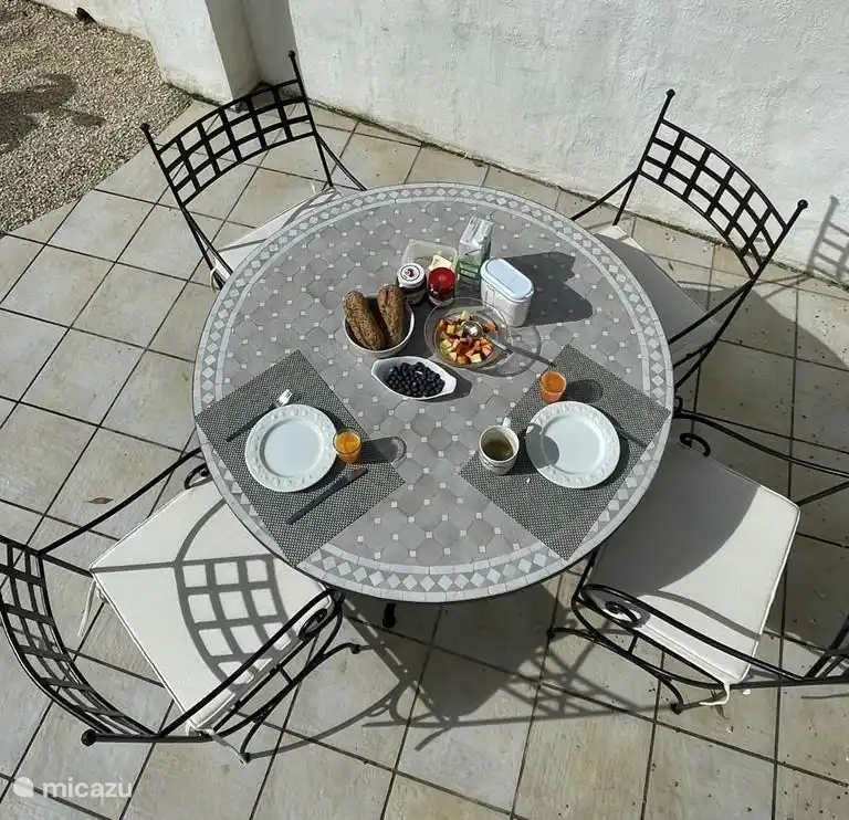 Unsere geschlossene Terrasse wurde mit einem neuen Mosaiktisch im maurischen Stil ausgestattet.