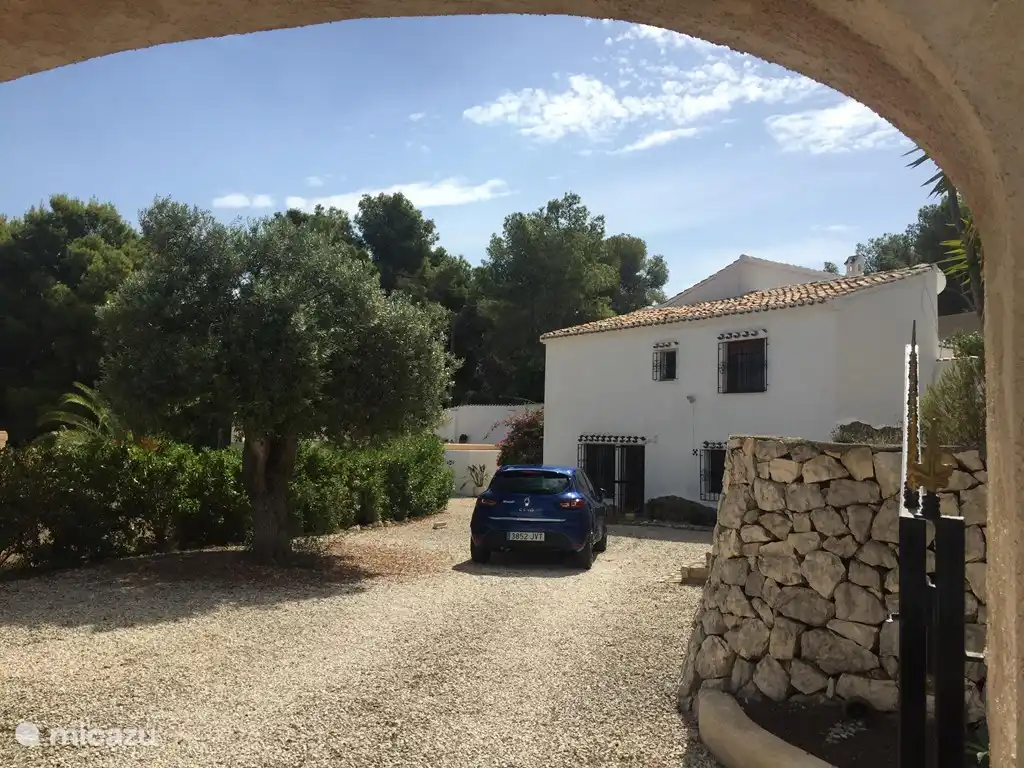 Geräumige Einfahrt mit Parkplätzen für mehrere Autos. Abschließbares Tor verfügbar.