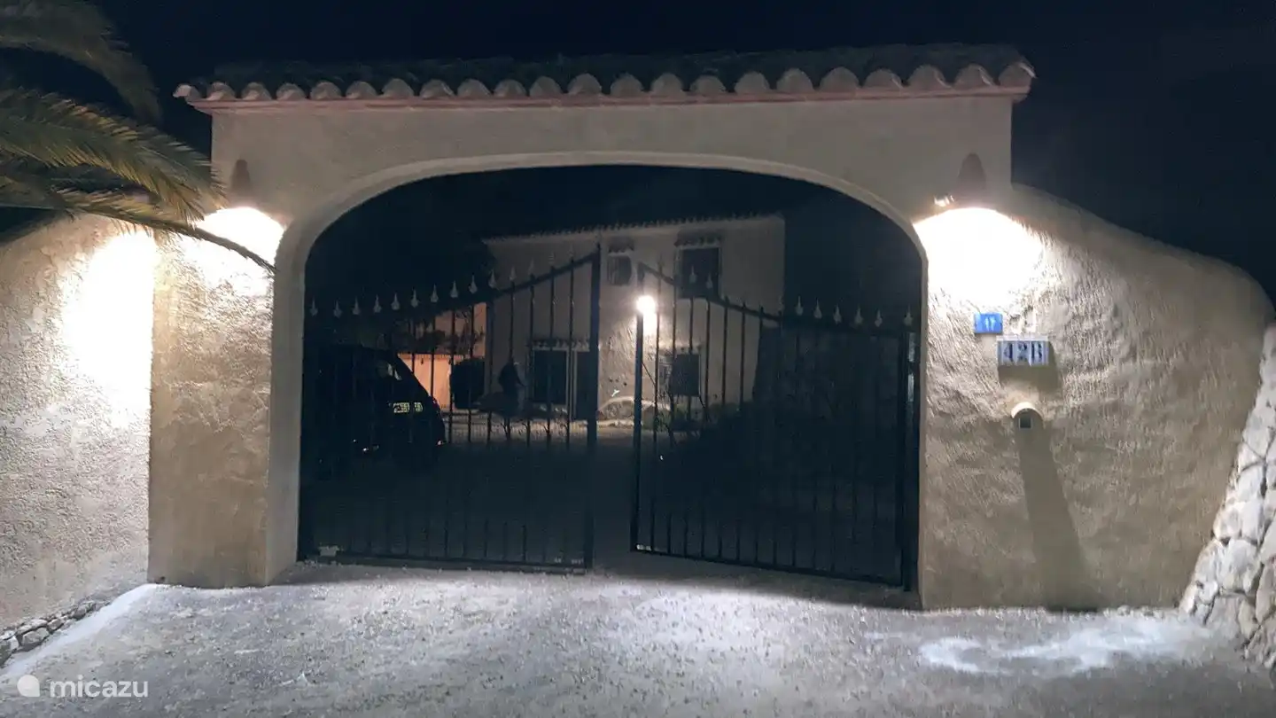 Am Tor haben wir zusätzliche Beleuchtung vorgesehen.