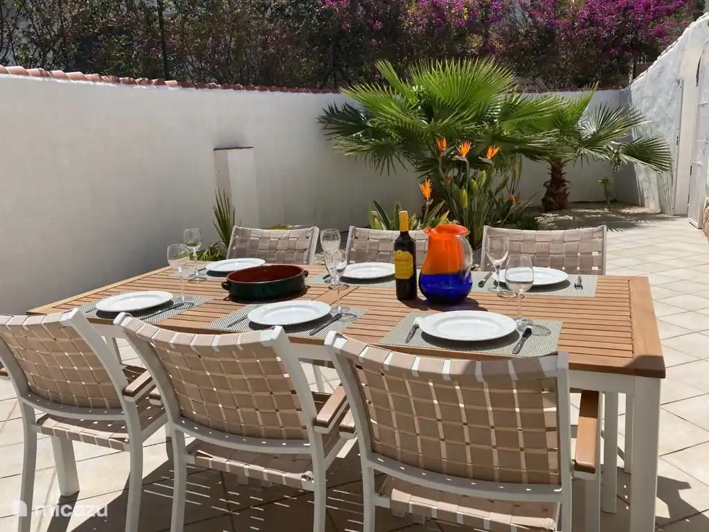 Mehrere Terrassen für gemütliches Essen, in oder außerhalb der Sonne.