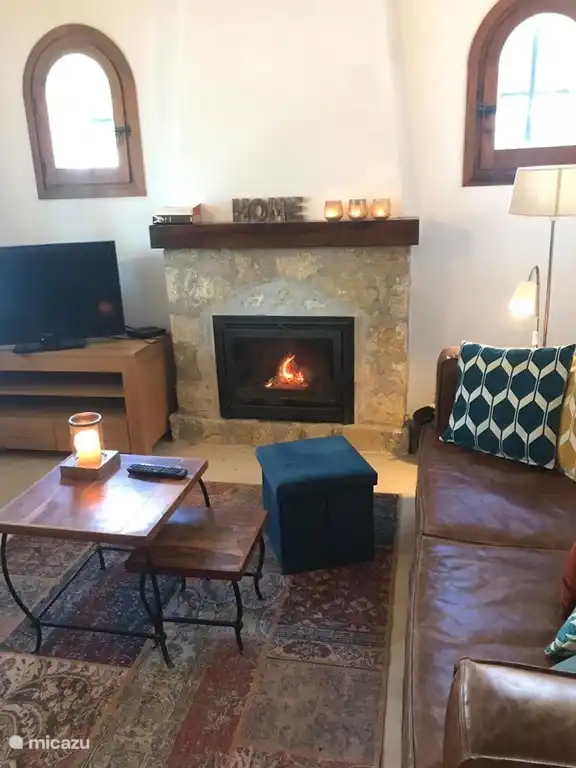 Gemütliche Sitz-TV-Ecke mit ausziehbarer Schlafcouch und Pelletofen