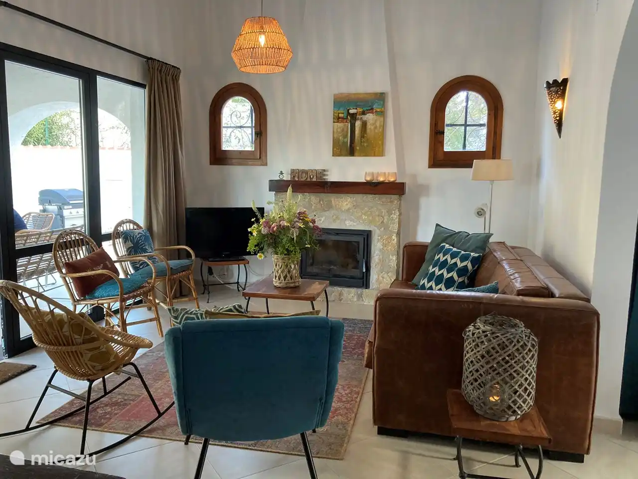 Vor kurzem wurde ein neues großes Fenster platziert, um mehr Licht und Kontakt mit dem Garten und dem Pool zu spüren.