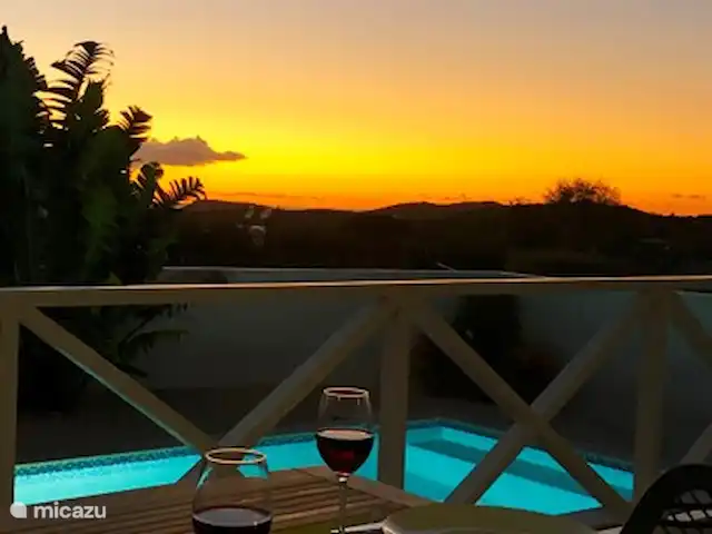 Location de Vacances Curaçao, Banda Abou (ouest), Fontein, maison de vacances - Maison Amandus coucher de soleil, table à manger,