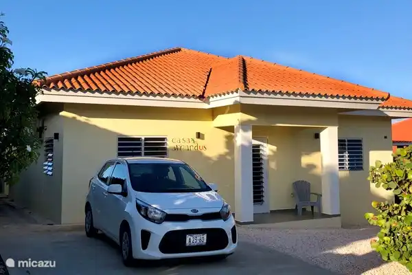 Vorderansicht, Eingang, Parkplatz