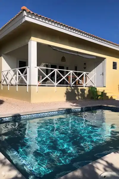 Hausrückseite, Swimmingpool,