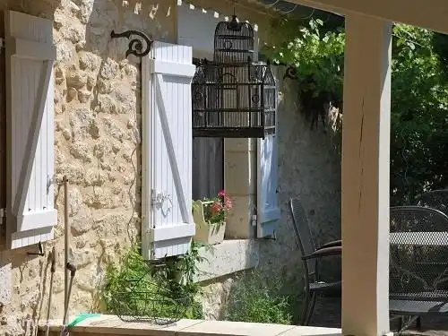 The house is built from natural stone (pierre)