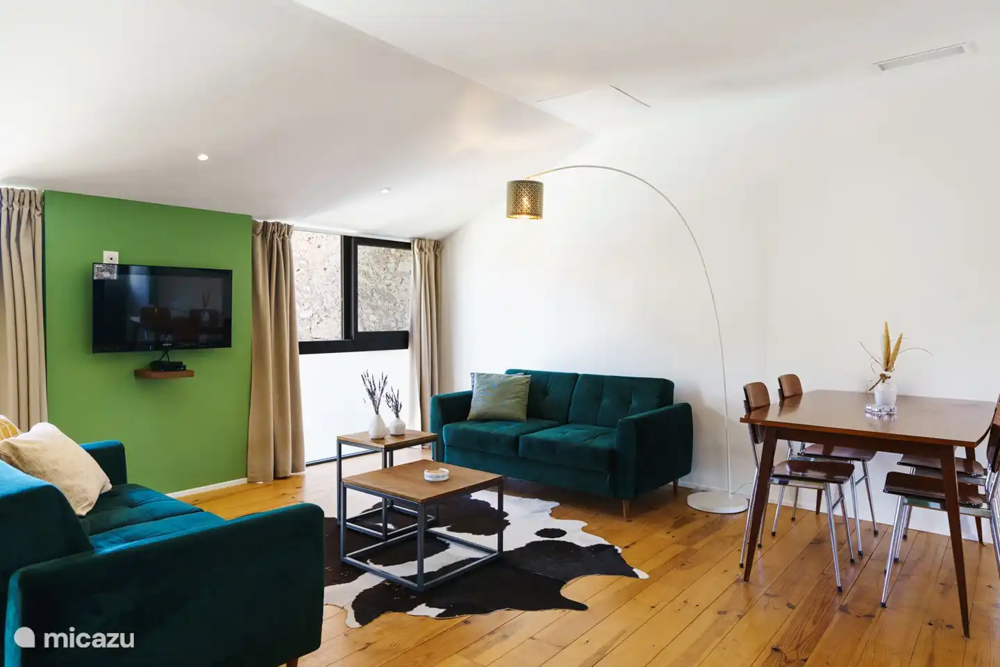 El amplio y luminoso salón de la casa rural.