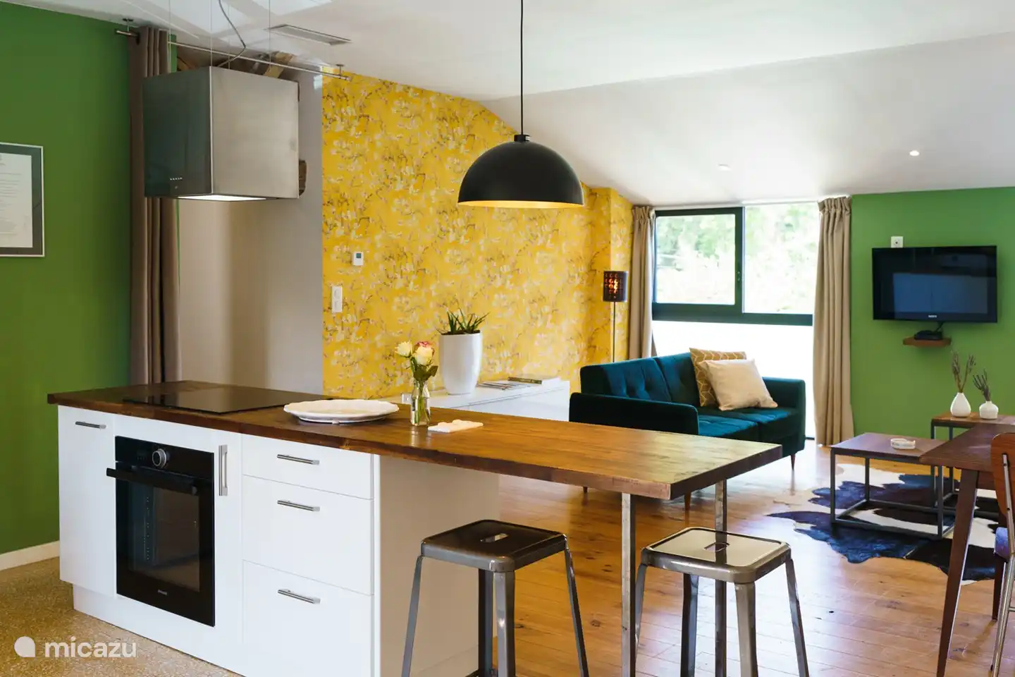 El amplio y luminoso salón de la casa rural.