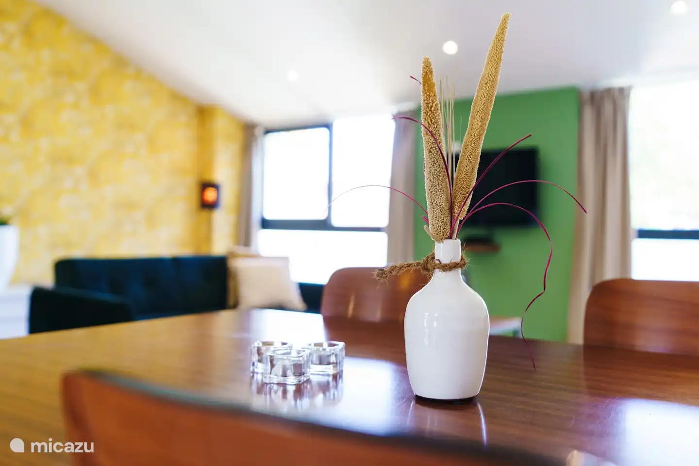 El amplio y luminoso salón de la casa rural.