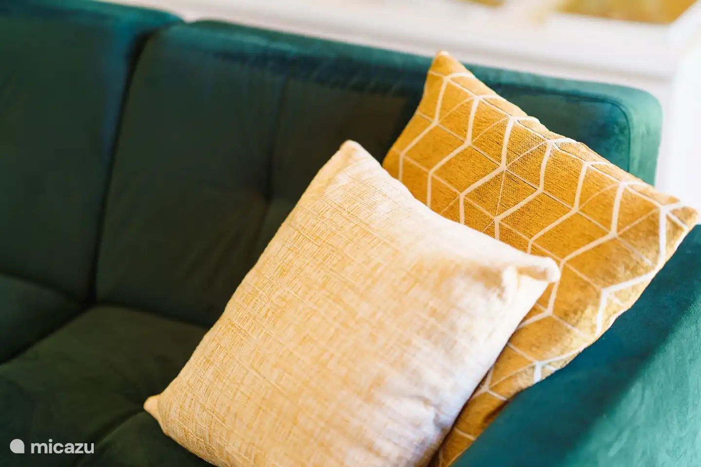 El amplio y luminoso salón de la casa rural.