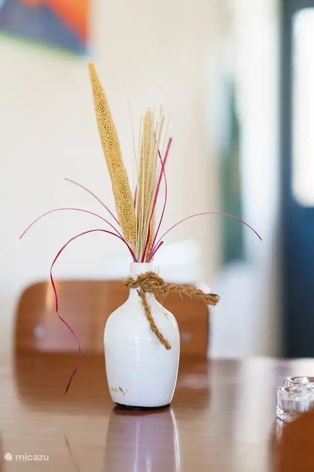 El amplio y luminoso salón de la casa rural.