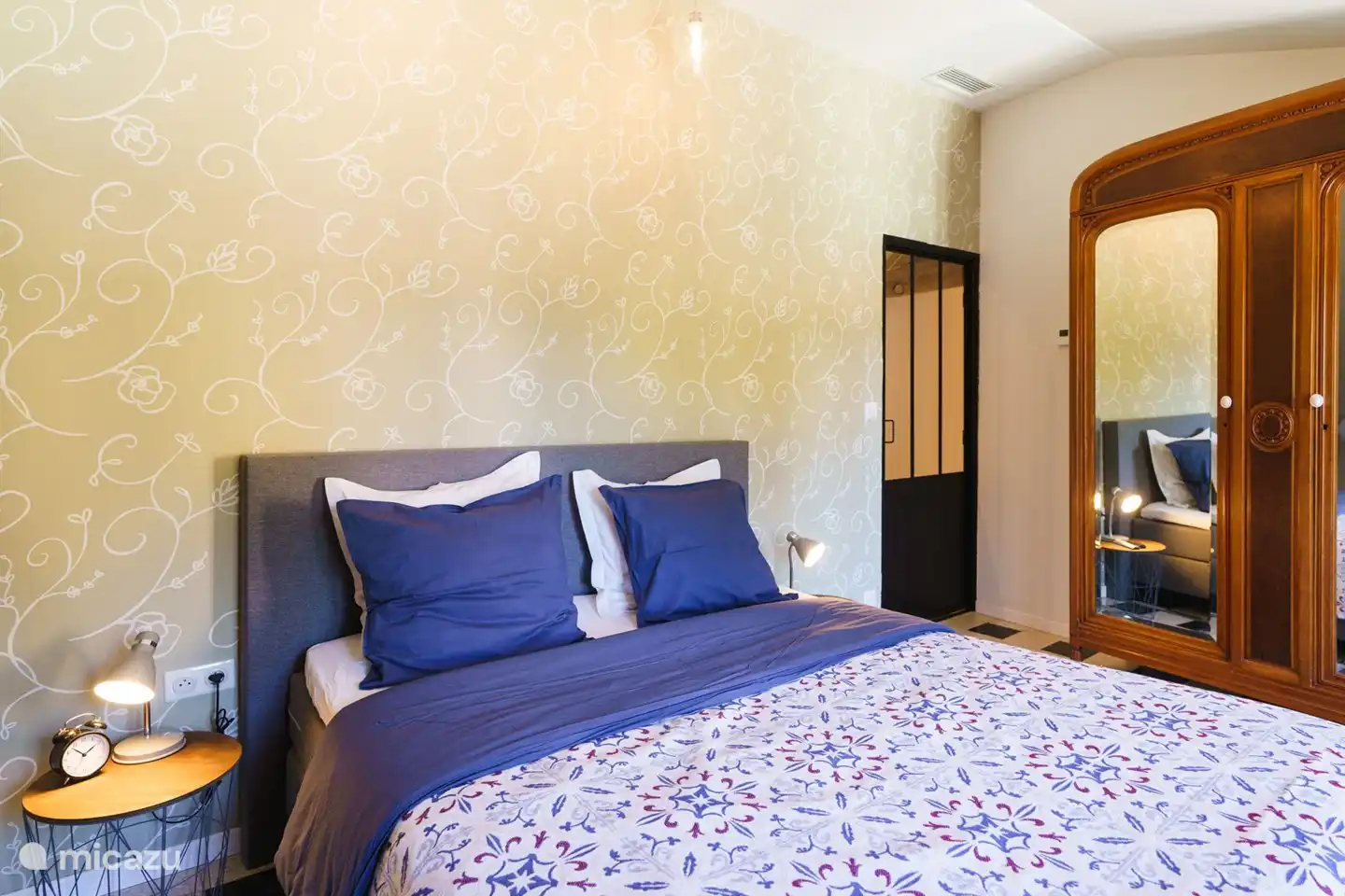 Descanse bien en las cómodas camas del dormitorio.