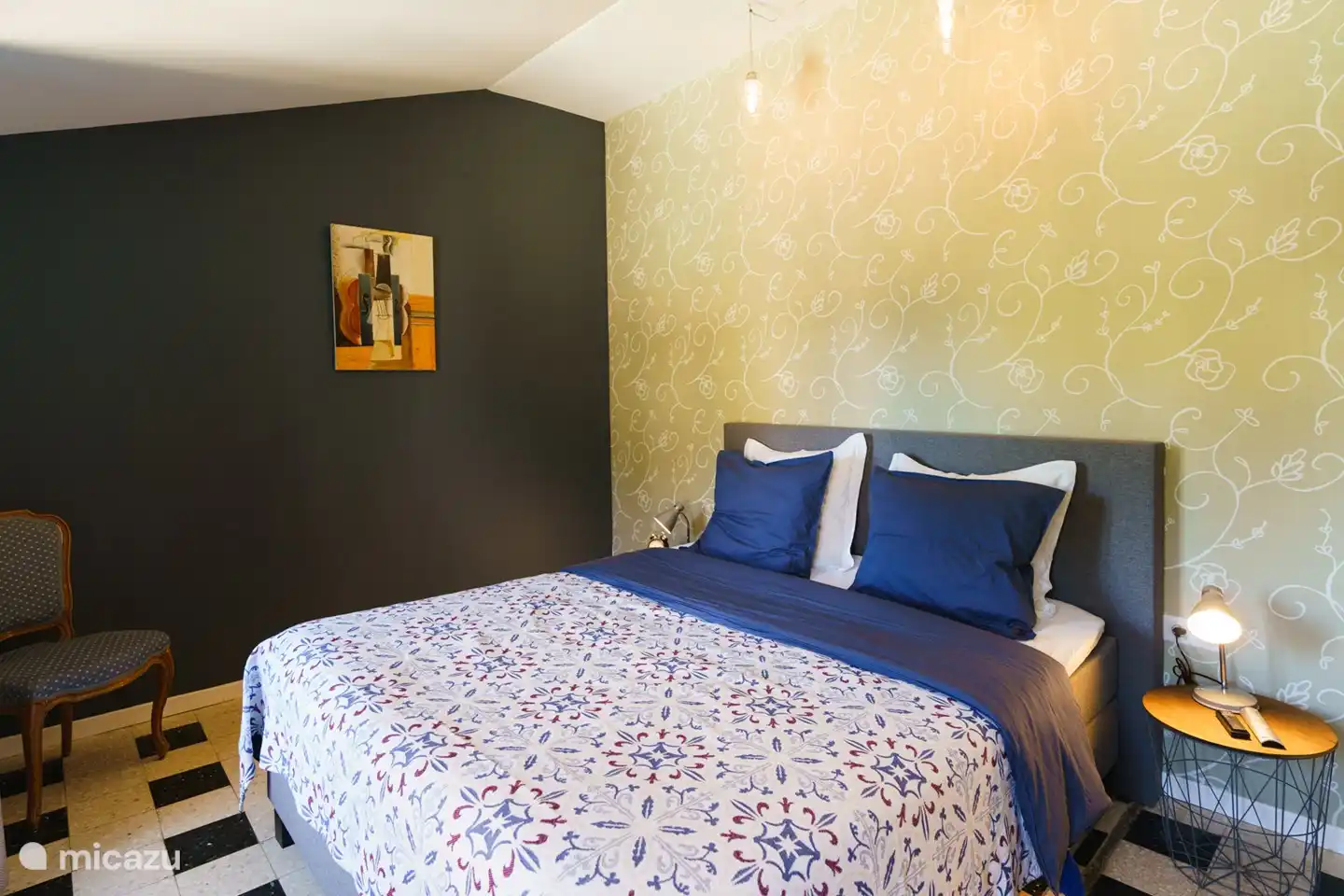 Descanse bien en las cómodas camas del dormitorio.