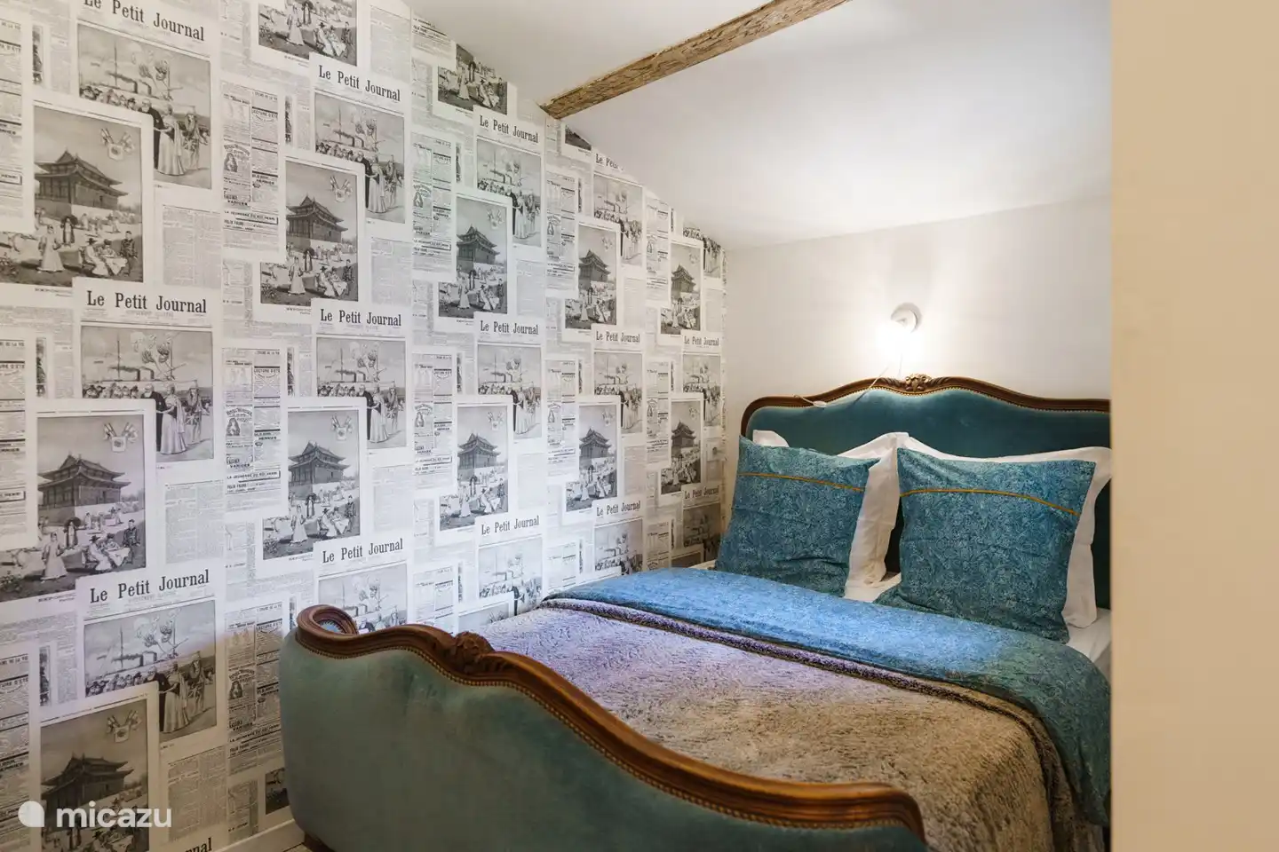 Descanse bien en las cómodas camas del dormitorio.