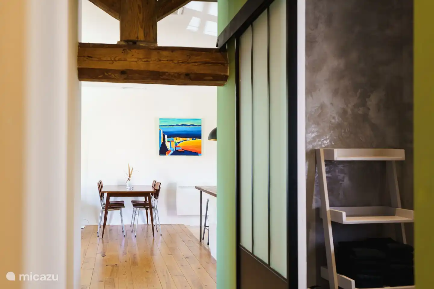 El apartamento moderno con los elementos antiguos.