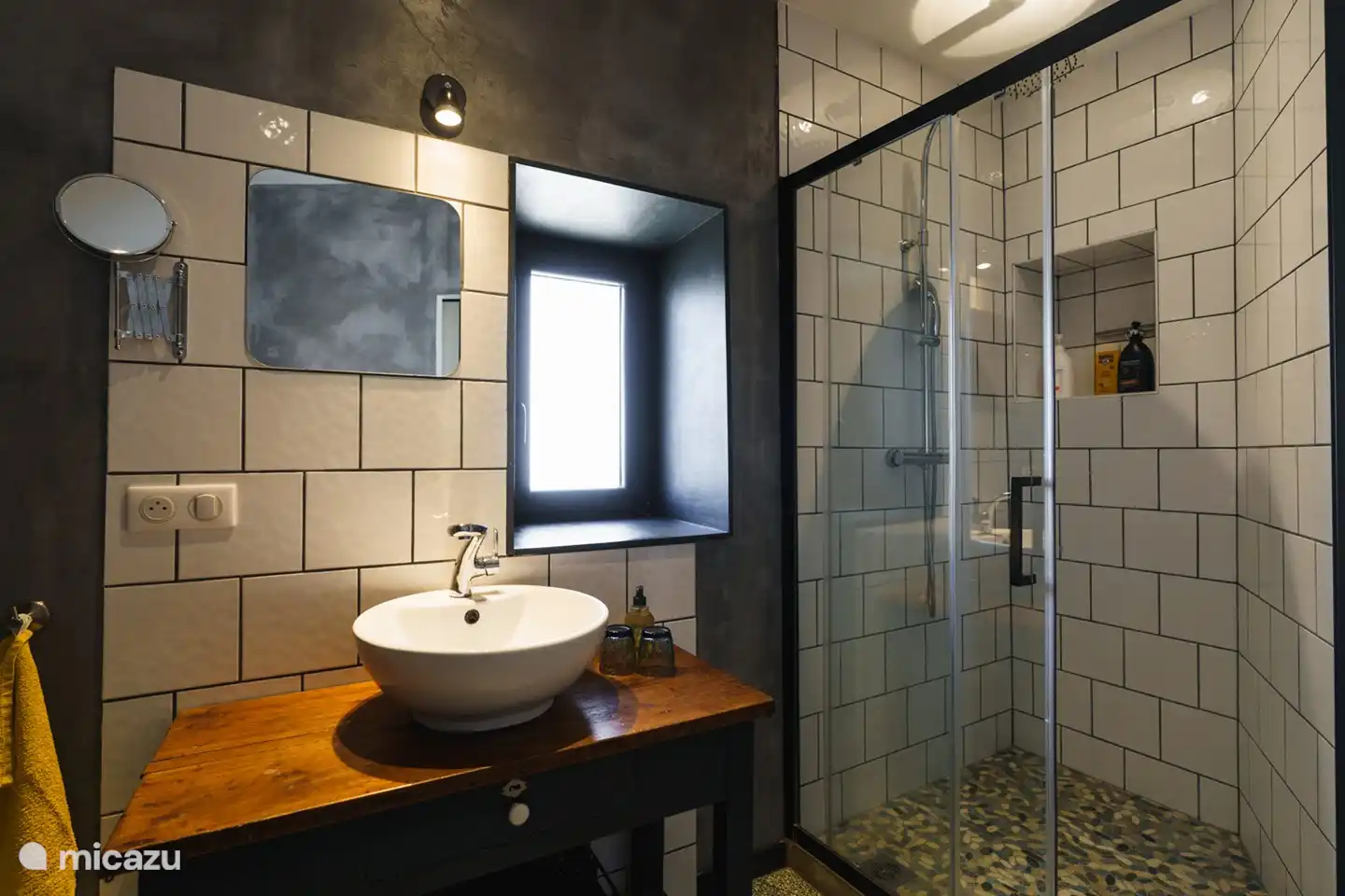 el baño moderno con ducha de lluvia