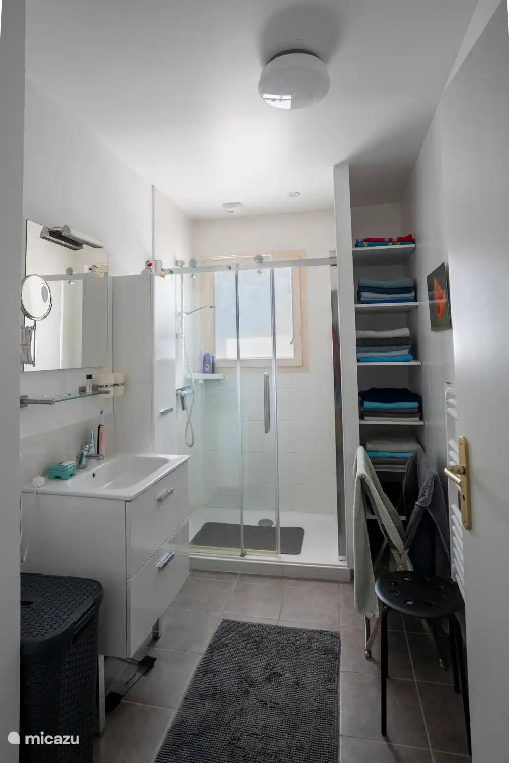De badkamer.