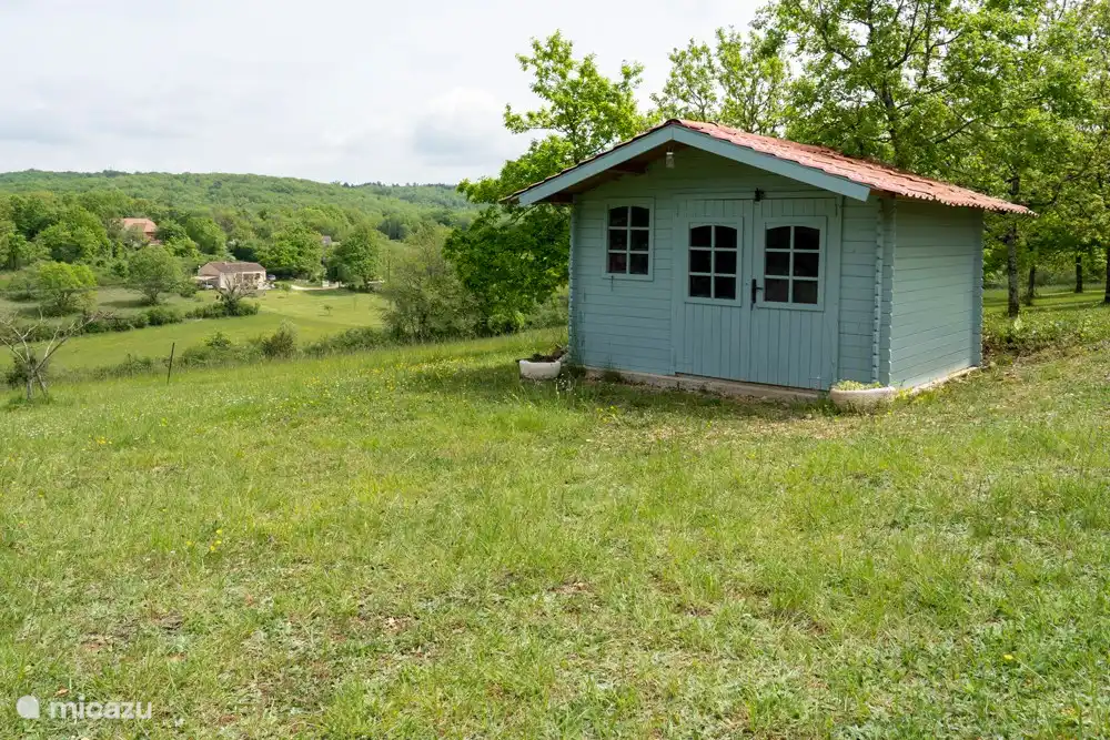 De schuur voor fietsen en dergelijke
