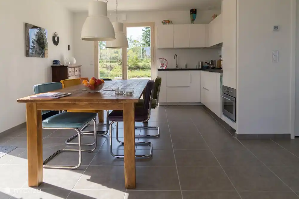 De keuken, voorzien van alle gemakken met een grote tafel, waar je met 8 personen aan kan eten.